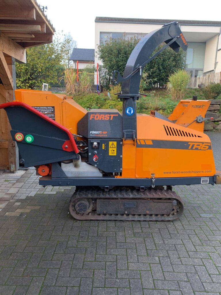 Haeckselarbeiten Raupenhaecksler Foerst TR6 Baumservice Blank Lindlar
